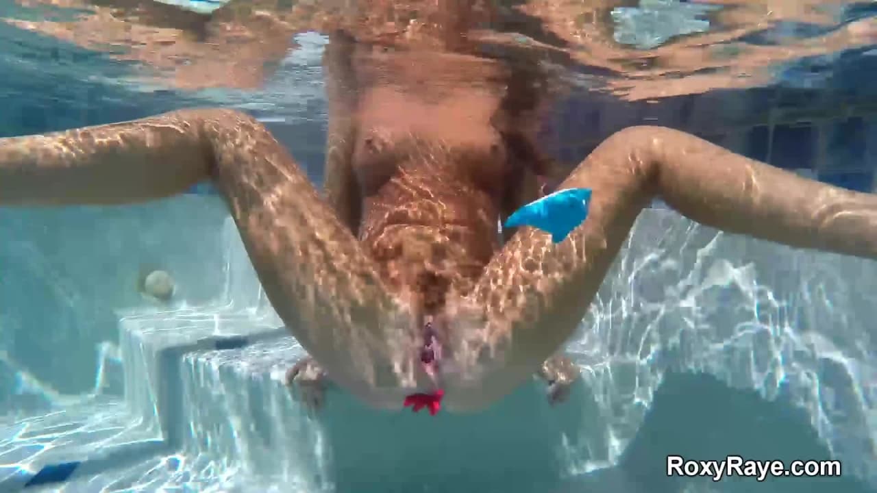 Roxy Raye étire ses trous à la piscine