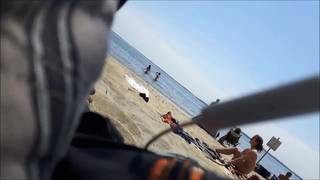 Un voyeur s'amuse à filmer des femmes qui se changent sur la plage