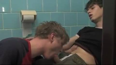 Deux jeunes hommes gays s'offre un moment de plaisir dans les toilettes