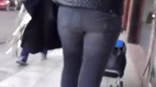Un joli cul moulé dans un jean 