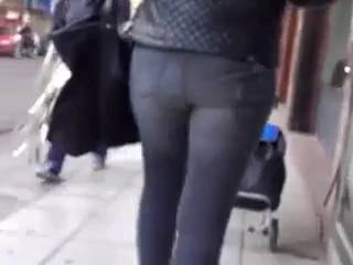 Un joli cul moulé dans un jean 