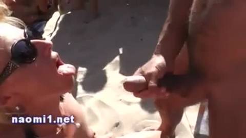 Nympho joue avec des queues à la plage...