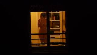 La voisine sexy est toute nue devant sa fenêtre