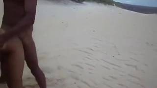 Une chaude du cul prise par deux mecs à la plage