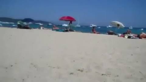 Un voyeur la surprend sur une plage naturiste en train de jouer avec son clito...