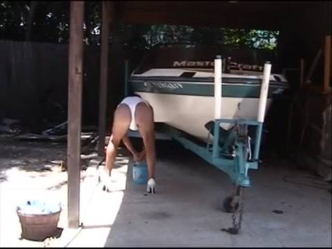 Il se déguise en femme sexy pour laver son bateau...