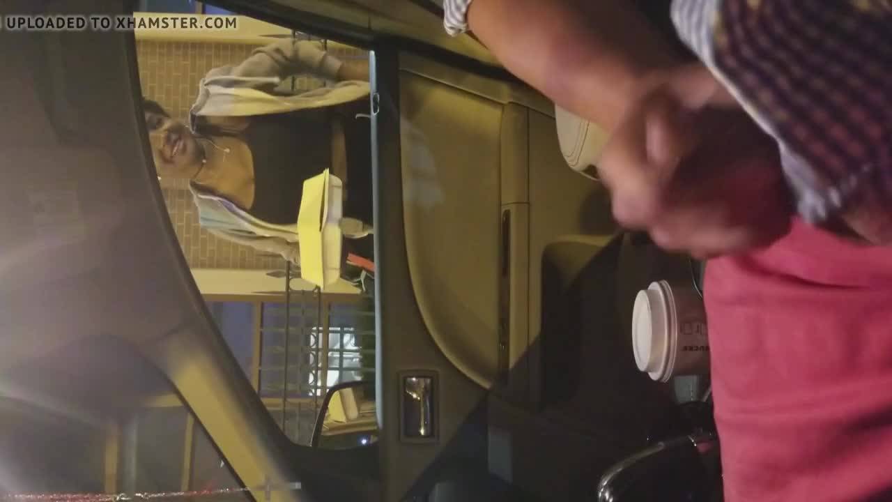 Il se masturbe dans la voiture à la vue des passantes...