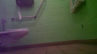 Voici à quoi ressemble le joli cul d'une meuf filmé en caméra caché aux toilettes