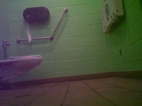 Voici à quoi ressemble le joli cul d'une meuf filmé en caméra caché aux toilettes