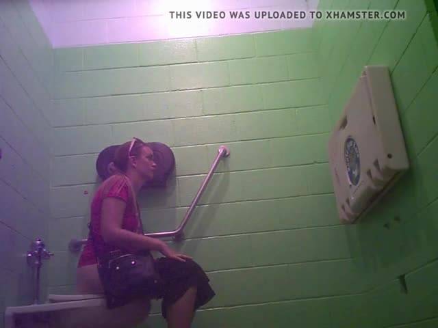 Caméra cachée à la toilette des filles