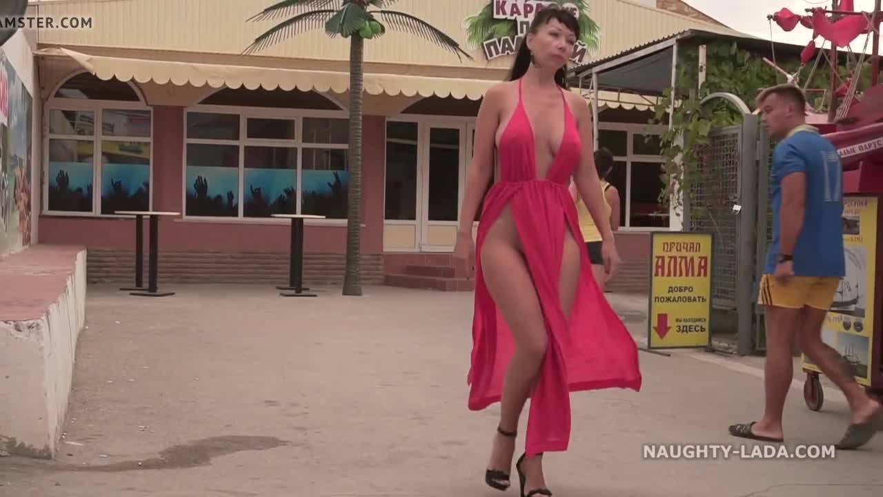 Cette asiatique pulpeuse se promène nue en dessous de sa robe légère