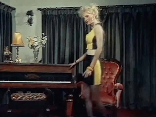 Séquence vintage d'une blonde en train de faire un strip-tease...