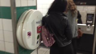 Petite garce sans culotte dans le métro...