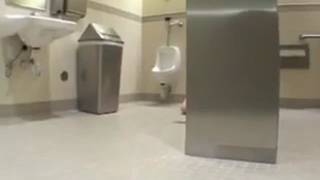 Une salope dans les toilettes des hommes...