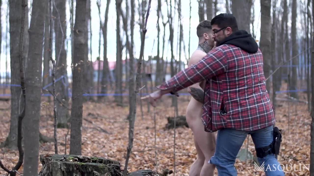 Deux gay baisent dans la forêt